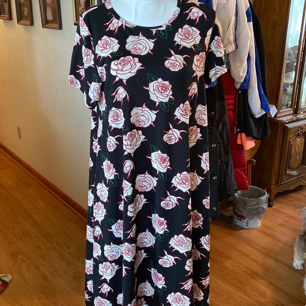 Roses Lularoe Carly. Size large.